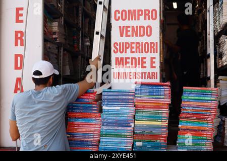 Roma, Italie. 29 août 2024. Libri scolastici, mercato dei libri usati lungotevere Oberdan Roma, Italia &#x2014 ; Gioved&#xec ; 29 Agosto 2024 - Cronaca - (foto di Cecilia Fabiano/LaPresse) marché des livres scolaires Rome, Italie - jeudi 29 août 2024 - News - (photo de Cecilia Fabiano/LaPresse) crédit : LaPresse/Alamy Live News Banque D'Images