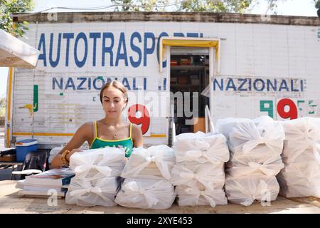 Roma, Italie. 29 août 2024. Libri scolastici, mercato dei libri usati lungotevere Oberdan Roma, Italia &#x2014 ; Gioved&#xec ; 29 Agosto 2024 - Cronaca - (foto di Cecilia Fabiano/LaPresse) marché des livres scolaires Rome, Italie - jeudi 29 août 2024 - News - (photo de Cecilia Fabiano/LaPresse) crédit : LaPresse/Alamy Live News Banque D'Images