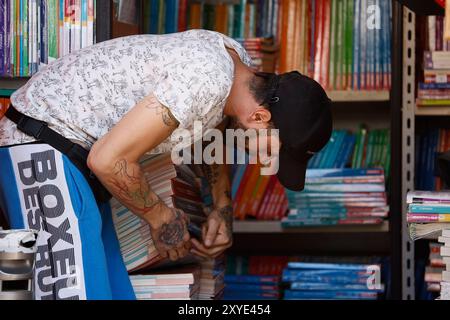 Roma, Italie. 29 août 2024. Libri scolastici, mercato dei libri usati lungotevere Oberdan Roma, Italia &#x2014 ; Gioved&#xec ; 29 Agosto 2024 - Cronaca - (foto di Cecilia Fabiano/LaPresse) marché des livres scolaires Rome, Italie - jeudi 29 août 2024 - News - (photo de Cecilia Fabiano/LaPresse) crédit : LaPresse/Alamy Live News Banque D'Images