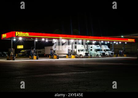 Franksville, WI, États-Unis ; 6 août 2017 : camions-remorques obtenant du carburant diesel à un arrêt local de camion pilote à Franksville, Wisconsin, un su Banque D'Images