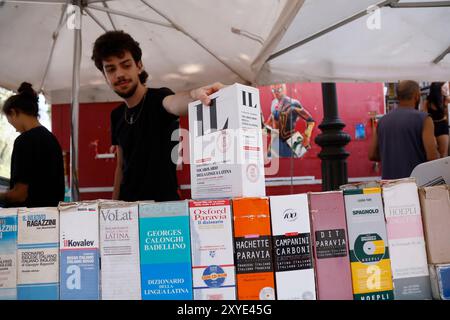 Roma, Italie. 29 août 2024. Libri scolastici, mercato dei libri usati lungotevere Oberdan Roma, Italia — ; Giovedì ; 29 Agosto 2024 - Cronaca - (foto di Cecilia Fabiano/LaPresse) marché des livres scolaires Rome, Italie - jeudi 29 août 2024 - News - (photo de Cecilia Fabiano/LaPresse) crédit : LaPresse/Alamy Live News Banque D'Images