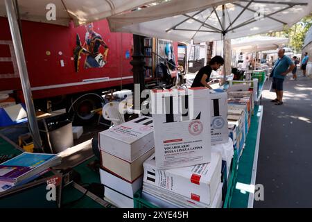 Roma, Italie. 29 août 2024. Libri scolastici, mercato dei libri usati lungotevere Oberdan Roma, Italia &#x2014 ; Gioved&#xec ; 29 Agosto 2024 - Cronaca - (foto di Cecilia Fabiano/LaPresse) marché des livres scolaires Rome, Italie - jeudi 29 août 2024 - News - (photo de Cecilia Fabiano/LaPresse) crédit : LaPresse/Alamy Live News Banque D'Images