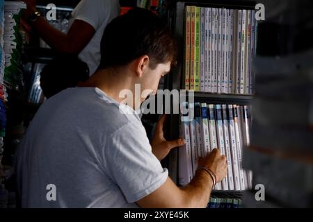 Roma, Italie. 29 août 2024. Libri scolastici, mercato dei libri usati lungotevere Oberdan Roma, Italia &#x2014 ; Gioved&#xec ; 29 Agosto 2024 - Cronaca - (foto di Cecilia Fabiano/LaPresse) marché des livres scolaires Rome, Italie - jeudi 29 août 2024 - News - (photo de Cecilia Fabiano/LaPresse) crédit : LaPresse/Alamy Live News Banque D'Images