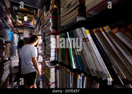 Roma, Italie. 29 août 2024. Libri scolastici, mercato dei libri usati lungotevere Oberdan Roma, Italia &#x2014 ; Gioved&#xec ; 29 Agosto 2024 - Cronaca - (foto di Cecilia Fabiano/LaPresse) marché des livres scolaires Rome, Italie - jeudi 29 août 2024 - News - (photo de Cecilia Fabiano/LaPresse) crédit : LaPresse/Alamy Live News Banque D'Images