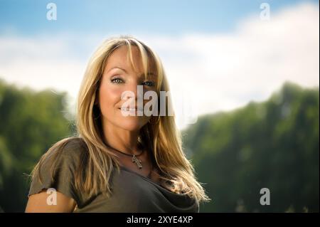 Portrait extérieur d'une jolie femme Banque D'Images