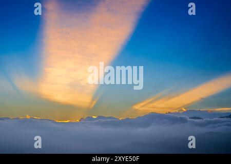 Rayons du soleil sur le ciel, heure du lever du soleil, mer de nuages Banque D'Images