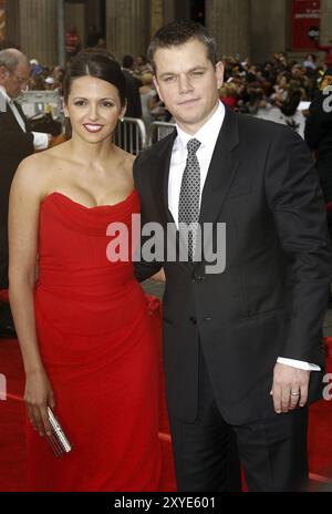 Luciana Barroso et Matt Damon lors de la première de Ocean's Thirteen à Los Angeles au Grauman's Chinese Theatre à Hollywood, États-Unis, le 5 juin 200 Banque D'Images