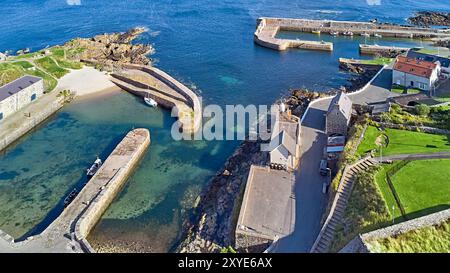 Portsoy Aberdeenshire Écosse en été les ports et les petits bateaux et une mer bleue dans le Moray Firth Banque D'Images