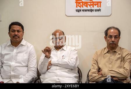 Mumbai, Inde. 28 août 2024. MUMBAI, INDA - AOÛT 28 : Nana Patole, présidente du Congrès du Maharashtra, Sharad Pawar et Shiv Sena (UBT) Uddhav Thackeray interagissent avec les médias à Matoshree Bandra le 28 août 2024 à Mumbai, en Inde. (Photo de Satish Bate/Hindustan Times/Sipa USA) crédit : Sipa USA/Alamy Live News Banque D'Images