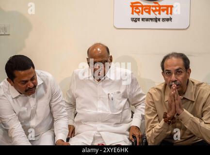 Mumbai, Inde. 28 août 2024. MUMBAI, INDA - AOÛT 28 : Nana Patole, présidente du Congrès du Maharashtra, Sharad Pawar et Shiv Sena (UBT) Uddhav Thackeray interagissent avec les médias à Matoshree Bandra le 28 août 2024 à Mumbai, en Inde. (Photo de Satish Bate/Hindustan Times/Sipa USA) crédit : Sipa USA/Alamy Live News Banque D'Images