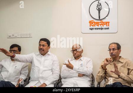 Mumbai, Inde. 28 août 2024. MUMBAI, INDA - AOÛT 28 : Nana Patole, présidente du Congrès du Maharashtra, Sharad Pawar et Shiv Sena (UBT) Uddhav Thackeray interagissent avec les médias à Matoshree Bandra le 28 août 2024 à Mumbai, en Inde. (Photo de Satish Bate/Hindustan Times/Sipa USA) crédit : Sipa USA/Alamy Live News Banque D'Images