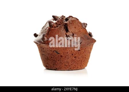 Une vue latérale d'un muffin aux pépites de chocolat sur un fond blanc avec copie espace Banque D'Images