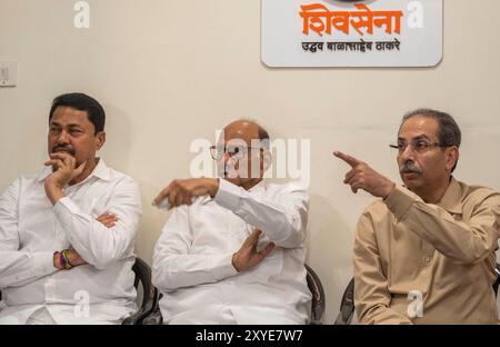 Mumbai, Inde. 28 août 2024. MUMBAI, INDA - AOÛT 28 : Nana Patole, présidente du Congrès du Maharashtra, Sharad Pawar et Shiv Sena (UBT) Uddhav Thackeray interagissent avec les médias à Matoshree Bandra le 28 août 2024 à Mumbai, en Inde. (Photo de Satish Bate/Hindustan Times/Sipa USA) crédit : Sipa USA/Alamy Live News Banque D'Images