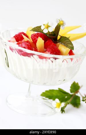 Yaourt naturel avec des fruits frais pour le petit déjeuner ou comme dessert Banque D'Images