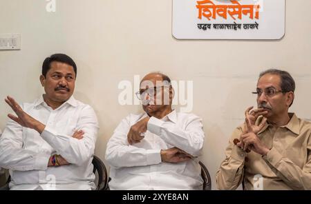 Mumbai, Inde. 28 août 2024. MUMBAI, INDA - AOÛT 28 : Nana Patole, présidente du Congrès du Maharashtra, Sharad Pawar et Shiv Sena (UBT) Uddhav Thackeray interagissent avec les médias à Matoshree Bandra le 28 août 2024 à Mumbai, en Inde. (Photo de Satish Bate/Hindustan Times/Sipa USA) crédit : Sipa USA/Alamy Live News Banque D'Images