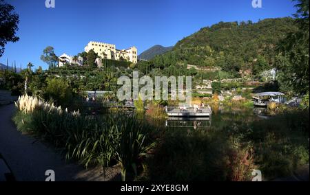 Le château de Trauttmansdorff est situé dans le centre des jardins botaniques de Merano, qui ont été ouverts en 2001. Le château est devenu célèbre, entre autres mince Banque D'Images