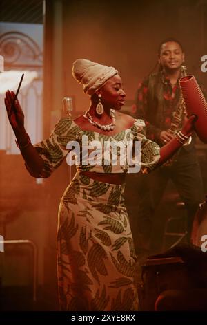 Musicienne de jazz avec Guiro Banque D'Images