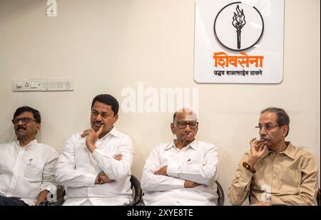 Mumbai, Inde. 28 août 2024. MUMBAI, INDA - AOÛT 28 : Nana Patole, présidente du Congrès du Maharashtra, Sharad Pawar et Shiv Sena (UBT) Uddhav Thackeray interagissent avec les médias à Matoshree Bandra le 28 août 2024 à Mumbai, en Inde. (Photo de Satish Bate/Hindustan Times/Sipa USA) crédit : Sipa USA/Alamy Live News Banque D'Images