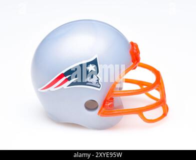 IRVINE, CALIFORNIE - 30 AOÛT 2018 : Mini casque de football à collectionner pour les Patriots de la Nouvelle-Angleterre de l'American Football Conference East. Banque D'Images