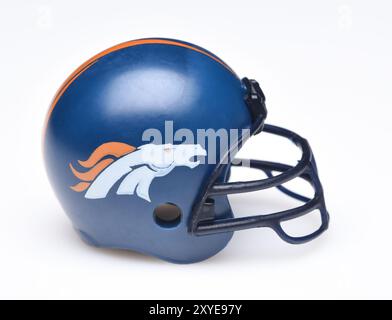 IRVINE, CALIFORNIE - 30 AOÛT 2018 : Mini casque de football à collectionner pour les Broncos de Denver de l'American Football Conference West. Banque D'Images