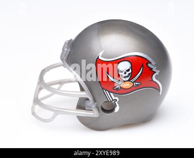 IRVINE, CALIFORNIE - 30 AOÛT 2018 : Mini casque de football à collectionner pour les Buccaneers de Tampa Bay de la National Football Conference South. Banque D'Images