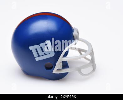 IRVINE, CALIFORNIE - 5 SEPTEMBRE 2018 : Mini casque de football à collectionner pour les Giants de New York de la National Football Conference East. Banque D'Images