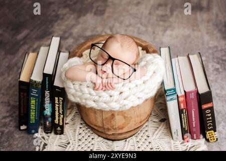 Bébé garçon nouveau-né avec des lunettes, bébé intelligent Banque D'Images