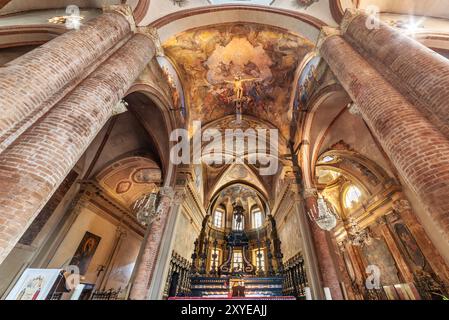 Asti, Italie - 20 août 2024 : église collégiale Apsis de San Secondo (7ème siècle ; 10ème ; 15ème), architecture d'arche intérieure de style gothique avec fresque Banque D'Images