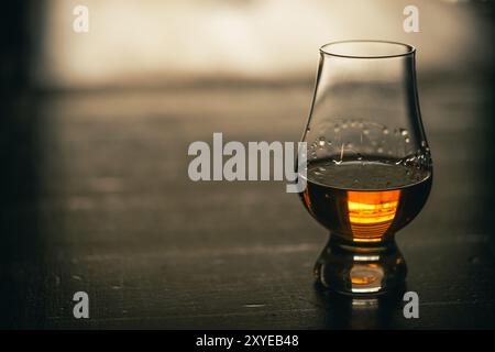 Gros plan couleur d'un verre à whisky Glencairn single malt. Banque D'Images