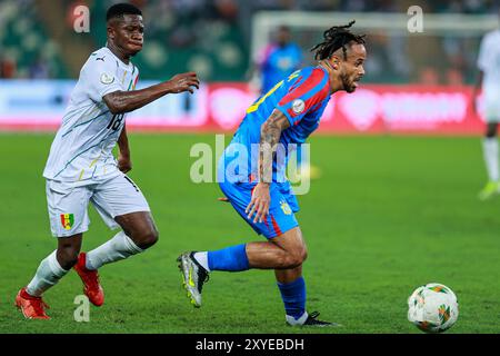 ABIDJAN, CÔTE d IVOIRE - 2 FÉVRIER ; Theo Bongonda de Congo Dr et Guinea Defenders lors de la Coupe d'Afrique des Nations TotalEnergies CAF (Afcon 2023) ma Banque D'Images