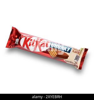 Nestlé Chunky Kitkat bar dans l'emballage de détail de papier d'aluminium d'en haut isolé sur blanc avec chemin Banque D'Images