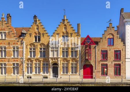 Bruges, Belgique vue sur la rue panorama avec canal et maisons traditionnelles colorées contre le ciel bleu dans une destination belge populaire Banque D'Images