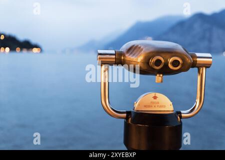 Jumelles de tourisme sur le lac Lago di Garda, scène du soir avec de l'eau et montagnes Banque D'Images