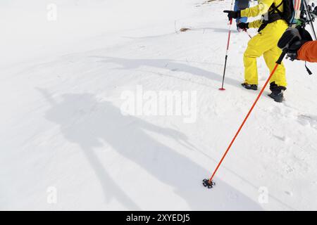 Skieur de l'ombre sur neige des jambes d'un groupe grimpant en montée grimpant le sommet de l'Elbrus Banque D'Images