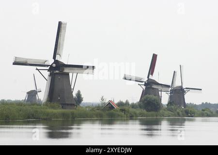 Un beau moulin à vent ancien, historique, avec quatre ailes Un beau moulin à vent ancien, historique, avec quatre ailes Banque D'Images