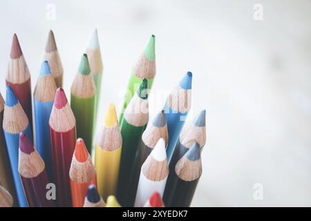 Crayons de couleur dans une table en bois rustique peut sur fond blanc, Banque D'Images