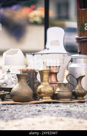 Théières et tasses antiques sur un marché aux puces, à l'extérieur Banque D'Images