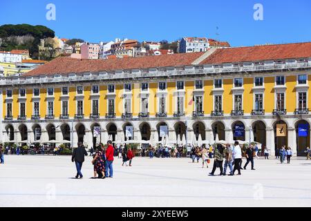 Lisbonne, Portugal, 27 mars 2018 : Praca do Comercio ou place du commerce, vue sur les gens et les maisons, Europe Banque D'Images