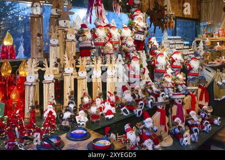 Salzbourg, Autriche, 25 décembre 2016 : marché de Noël avec cadeaux et souvenirs à vendre, Europe Banque D'Images