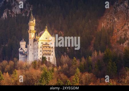 Le château de Neuschwanstein, Allemagne Situé à Fussen, Bavière lors de soleil colorés, décolorer avec le soleil Banque D'Images