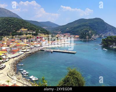 Vue aérienne panoramique de Parga, station balnéaire grecque à la mer Ionienne, Grèce, Europe Banque D'Images