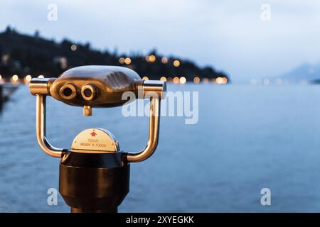 Jumelles de tourisme sur le lac Lago di Garda, scène du soir avec de l'eau et montagnes Banque D'Images