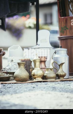 Théières et tasses antiques sur un marché aux puces, à l'extérieur Banque D'Images