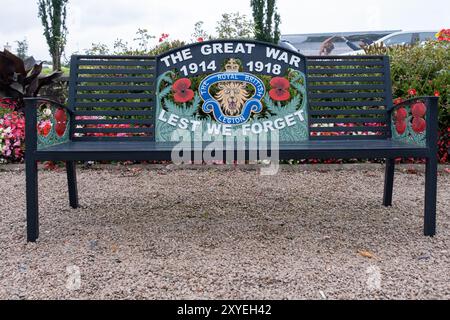 Banc commémoratif noir au cénotaphe, écusson de la Royal British Legion, en lettres blanches la Grande Guerre 1914 1918. Ballycastle, Royaume-Uni - 24 août 2024. Banque D'Images