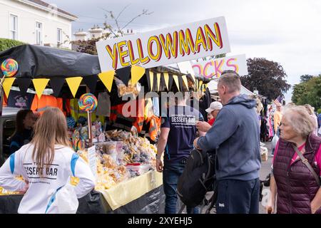 Commerce de rue régulier à la foire Ould Lammas, les visiteurs étant traités à des friandises traditionnelles, y compris Yellow Man. Ballycastle, Royaume-Uni - 26 août 2024. Banque D'Images