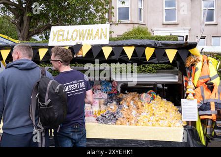 Stand vendant des bonbons traditionnels Yellow Man à Ould Lammas Fair. Ballycastle, Royaume-Uni - 26 août 2024. Banque D'Images