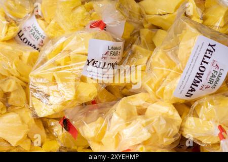 Ould Lammas Fair gâteries sucrées traditionnelles, sacs de Yellow Man sur le marché étal. Ballycastle, Royaume-Uni - 26 août 2024. Banque D'Images