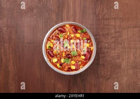 Une photo prise à la verticale du chili con carne, un plat traditionnel mexicain avec les haricots rouges, feuilles de coriandre, la viande hachée, et le piment, avec copyspace Banque D'Images