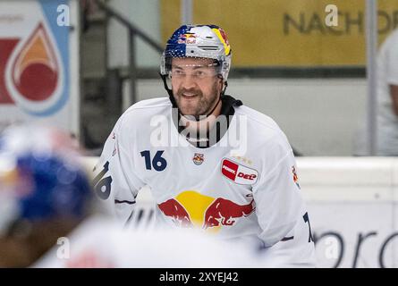 Bad Toelz, Deutschland. 28 août 2024. Konrad Abeltshauser (EHC Red Bull Muenchen, #16). GER, EHC Red Bull Muenchen gegen HC Dynamo Pardubice, Eishockey, Testspiel, pré-saison, 28.08.2024. Foto : Eibner-Pressefoto/Heike Feiner crédit : dpa/Alamy Live News Banque D'Images