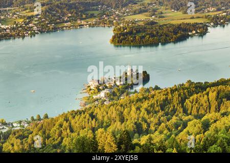 Panorama du lac et des montagnes à Worthersee Karnten Autriche. Vue de Pyramidenkogel tour sur le lac et Klagenfurt la région Banque D'Images